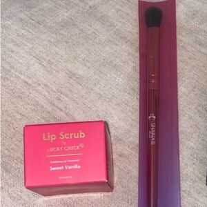 🔴2 products for the price of 1: lip scrub and makeup brush